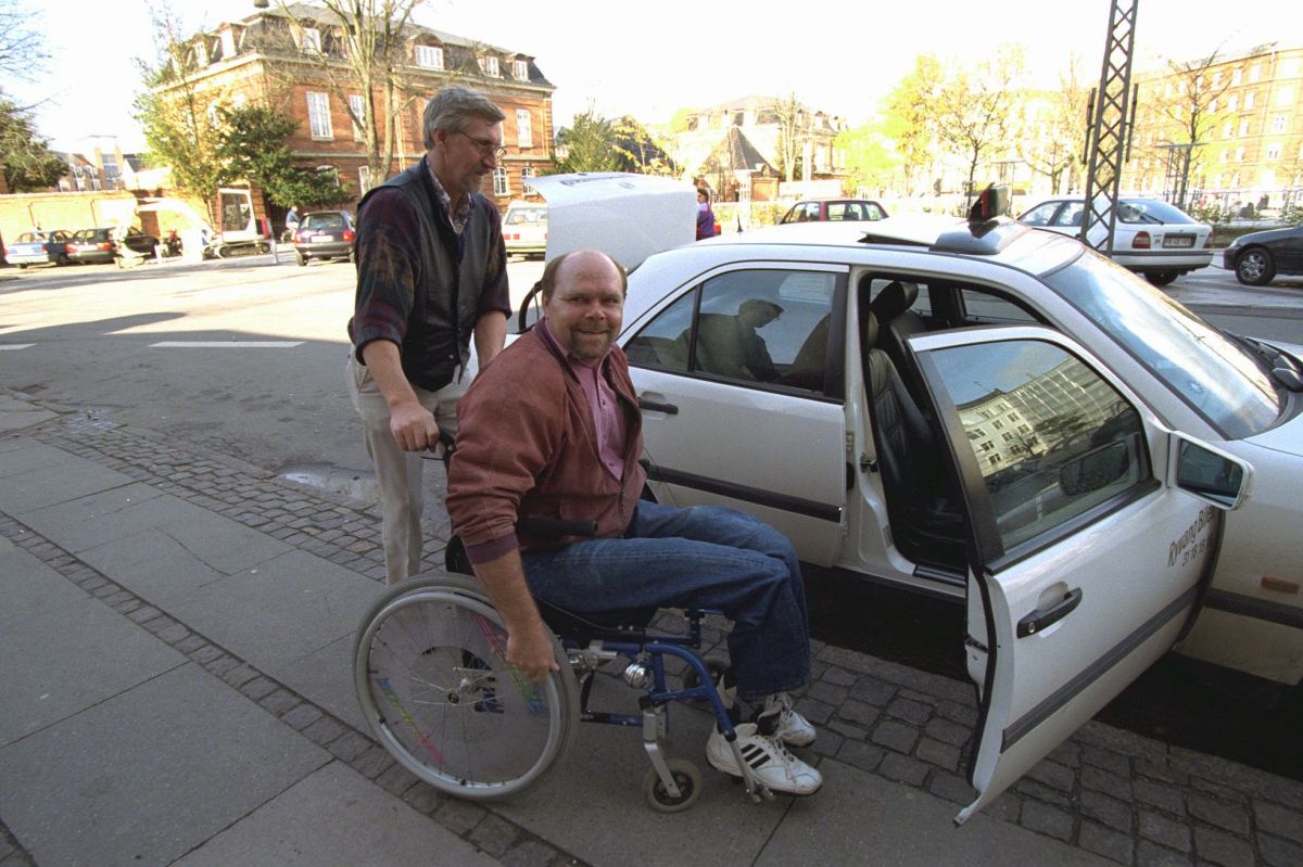 Et pilotstudie hos SDU viser, at en kørestolsbruger med delvis kronisk lammelse efter en hjerneblødning kunne rejse sig selv op.  Nu skal ny robotteknologi testes i større skala. (Arkivfoto)