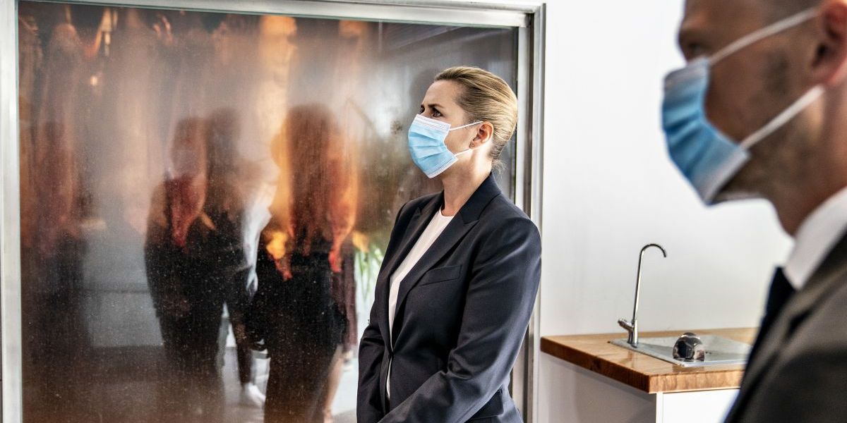 (Arkiv) Besparelser på jobcentrene på 1,1 milliarder skal finansiere tidlig pension, som regeringen præsenterede på Danish Crown i august 2020. Under maskerne er det statsminister Mette Frederiksen og beskæftigelsesminister Peter Hummelgaard.