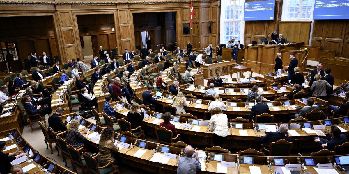 (Arkiv) Kun 15.000 skiller rød og blå bloks forslag om at nedsætte beløbsgrænsen for udenlandsk arbejdskraft. Men partierne kan ikke nå til enighed.