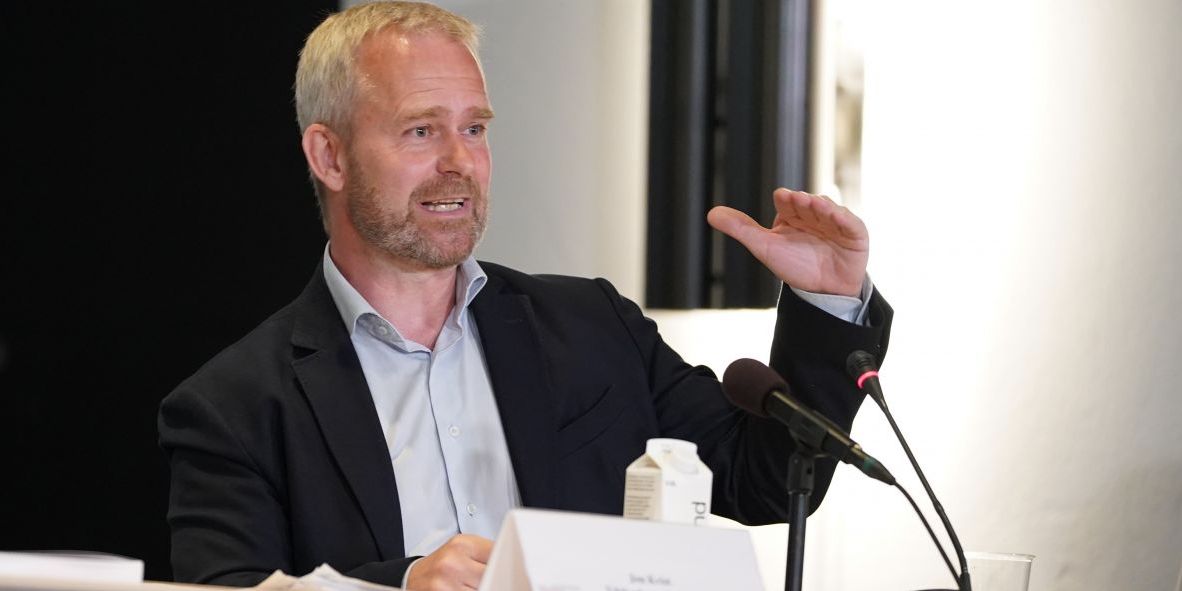 (Arkiv) Som medlem af ydelseskommissionen er professor Jon Kvist skuffet over, at en nu kontanthjælpsaftale ikke tager større livtag med strukturerne i systemet. Her er han på kommissionens pressemøde i maj 2020.