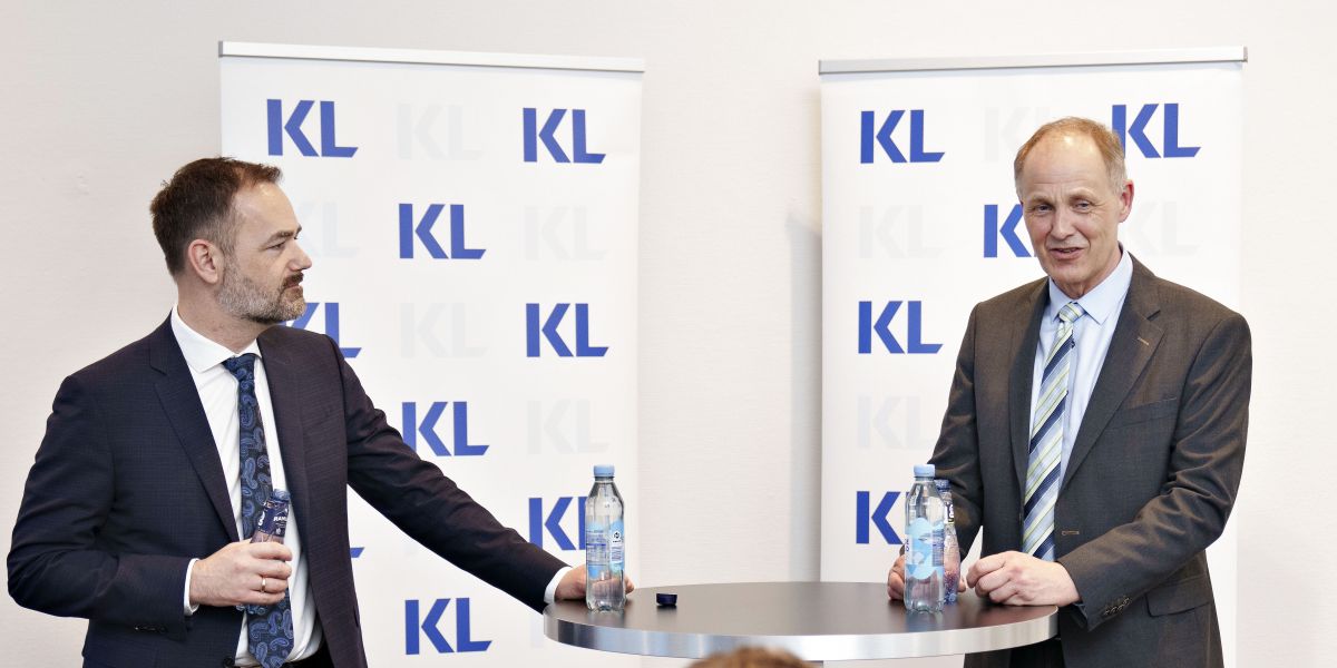 KLs formand Martin Damm (th.) og næstformand Jacob Bundsgaard (tv.) vil meget gerne undgå, at kompensationen til kommunerne for ekstraudgifterne i forbindelse med ukrainske flygtninge indgår som et løft af servicerammen.