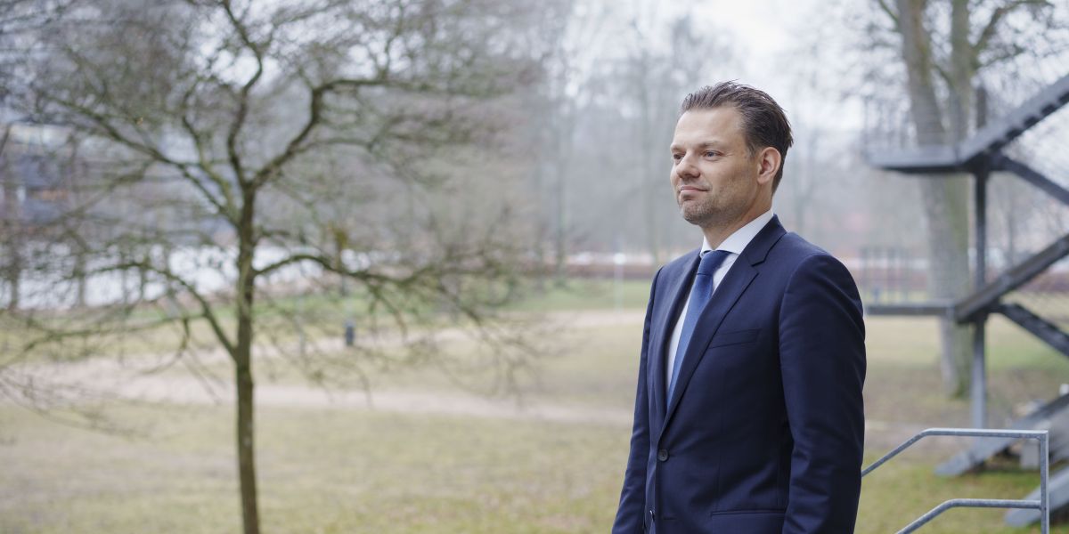 Michael Vindfeldt (S), borgmester på Frederiksberg er træt af at vente på, at skiftende regeringer skal kompensere kommunerne for stigende udgifter på det specialiserede socialområde. Gider regeringen ikke finde pengene, så kan de selv stå for driften, lyder det kontante svar fra ham.