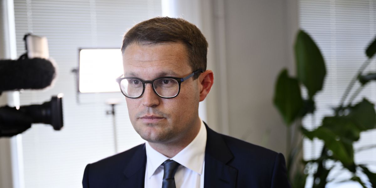 Indenrigs- og boligminister Christian Rabjerg Madsen (S) balancerer på et knivsæg, når det kommer til at formulere sig omkring velfærdsdækningen i økonomiaftalen for 2023. Allerede nu deler han vandene blandt borgmestrene.