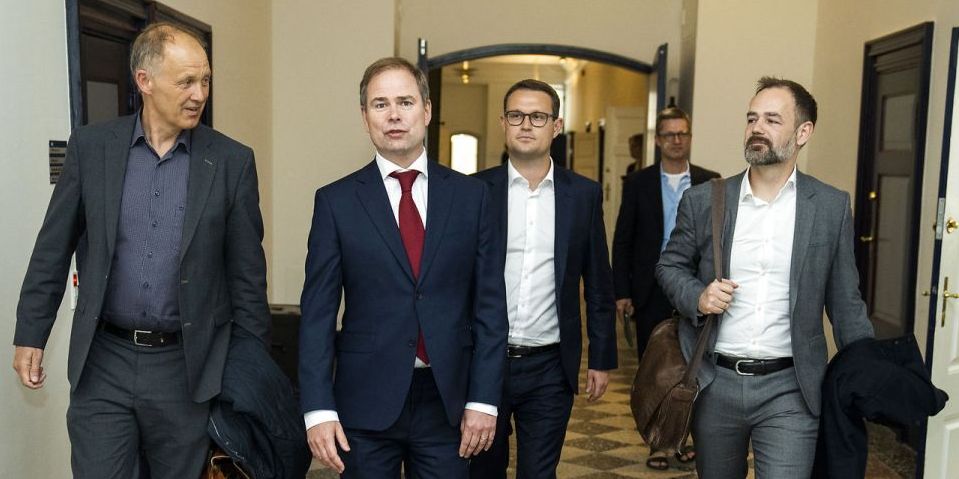 Indenrigs- og boligminister Christian Rabjerg Madsen (S) mener, at regeringen har holdt hånden under velfærden - trods behov for kommunale besparelser i 2023.