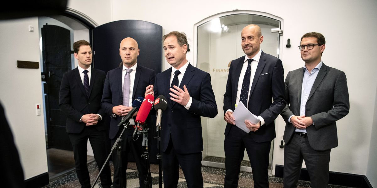 Pressemøde i finansministeriet om økonomiaftale mellem Danske Regioner og regeringen. Aftalen kan få konsekvenser for kommunerne, fordi den ifølge formand for Danske Regioner Anders Kühnau (S) ikke løser presset på sundhedsvæsenet. Det kan betyde mere opgaveglidning fra regioner mod kommuner.