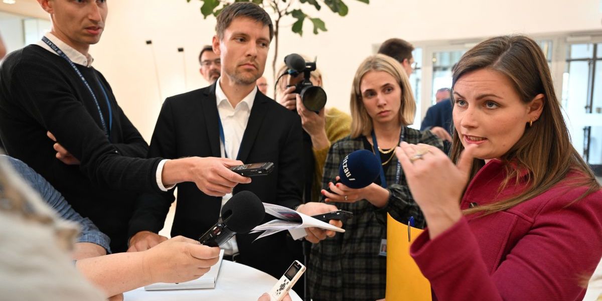 Enhedslistens Mai Villadsen (th) forklarede flere gange, at kontanthjælpsaftalen ikke er lavet af hendes parti alene. Partiet ønsker fortsat at afskaffe kontanthjælpen.