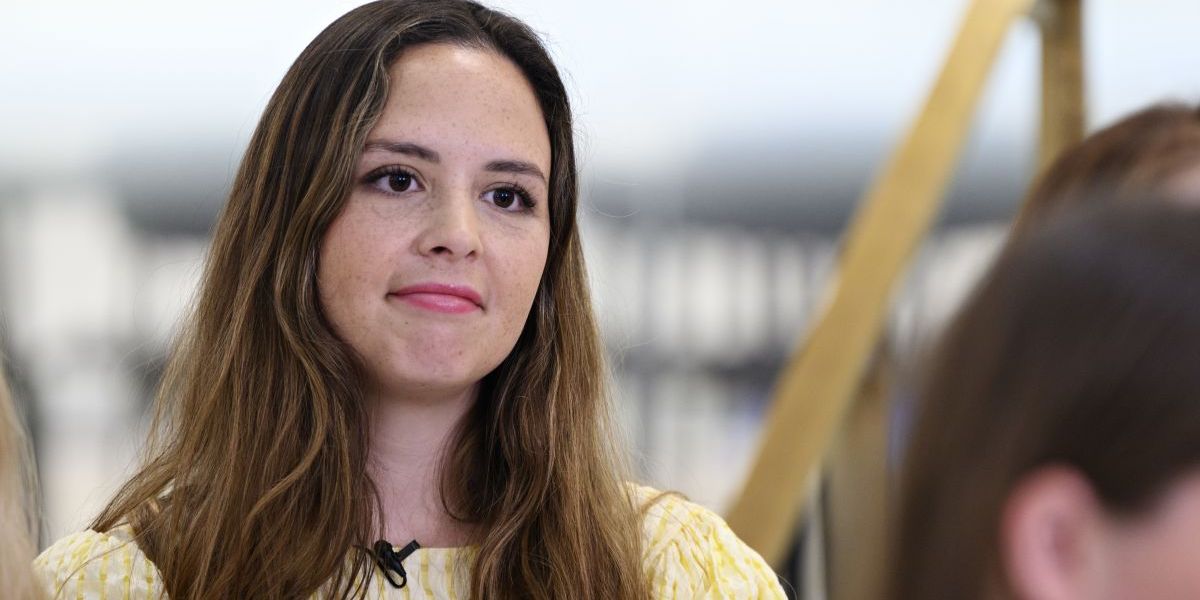 Enhedslistens beskæftigelsesordfører Victoria Velásquez har flere gange fremsat krav om en et-årig afklaringsgaranti for kontanthælpsmodtagere. Aftalen fra tirsdag gav ret til at blive afklaret efter to år.