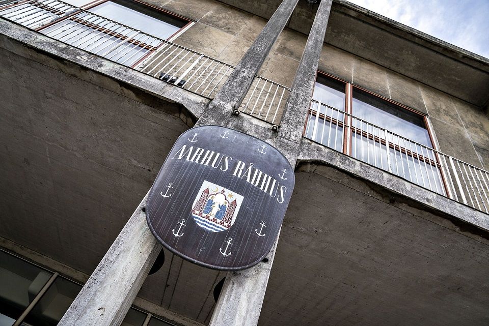Politikerne i Aarhus skal finde 170 millioner kroner i besparelser på det specialiserede socialområde, men det vil ikke gå ud over bostederne, lover de.