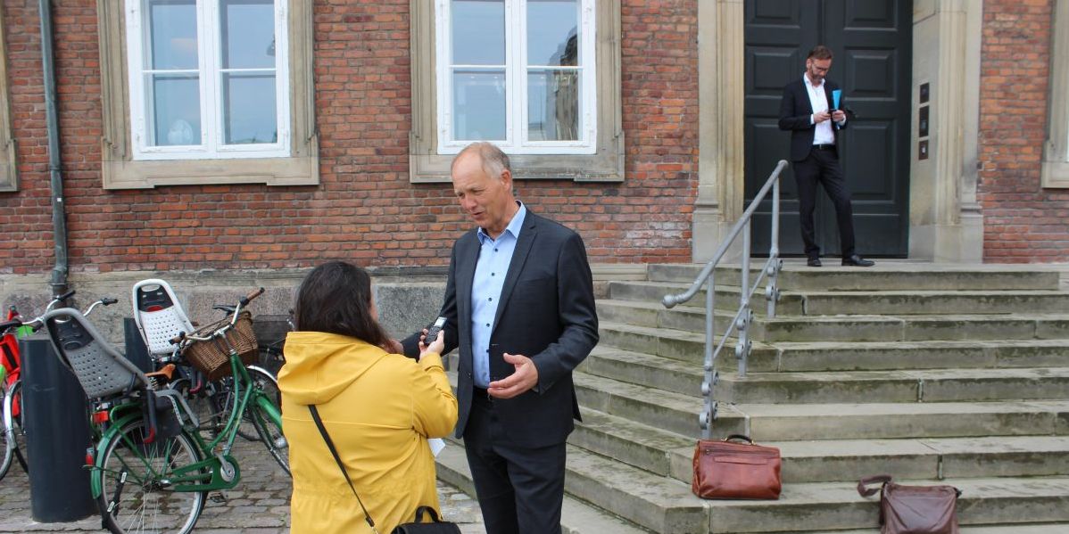 NB-Mediers journalist fik nogle kommentarer med på vejen fra KL's formand, Martin Damm, da han tirsdag formiddag gik til de afsluttende økonomiforhandlinger med regeringen.
