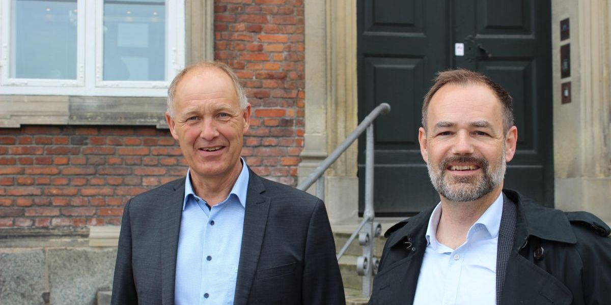 Det var et veloplagt formandskab bestående af KL-formand Martin Damm (V) og næstformand Jacob Bundsgaard (S), der dukkede op til dagens forhandlinger om økonomiaftalen 2023 foran finansministeriet.