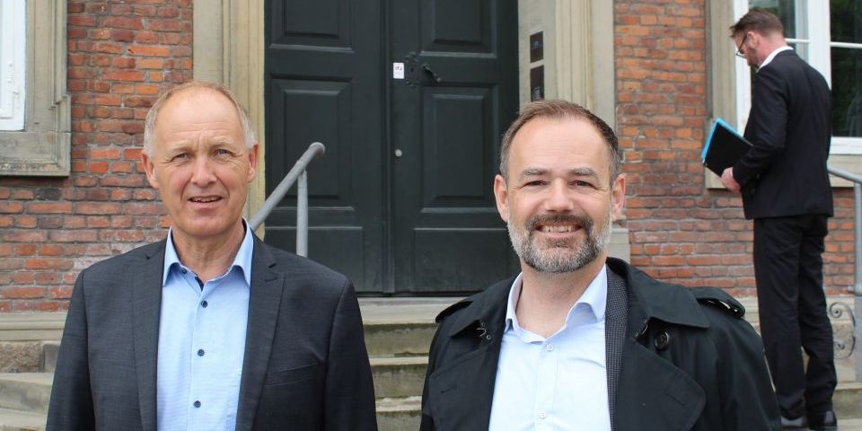 KL-formand Martin Damm (t.v.) og næstformand Jacob Bundsgaard før de skulle ind og lægge arm med finansminister Nicolai Wammen.