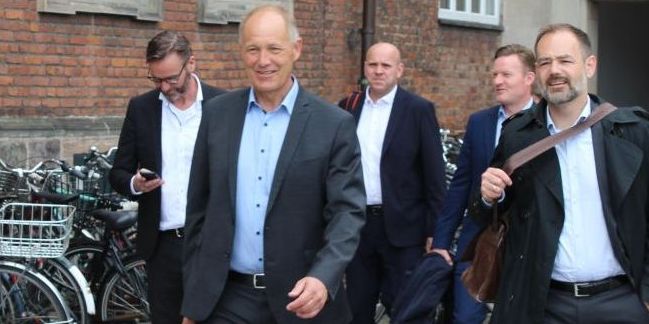 KL's forhandlingsdelegation, som her ses ankomme til Finansministeriet, afbrød sent tirsdag forhandlingerne om en økonomiaftale for at drøfte sagen med KL-bestyrelsen her onsdag.