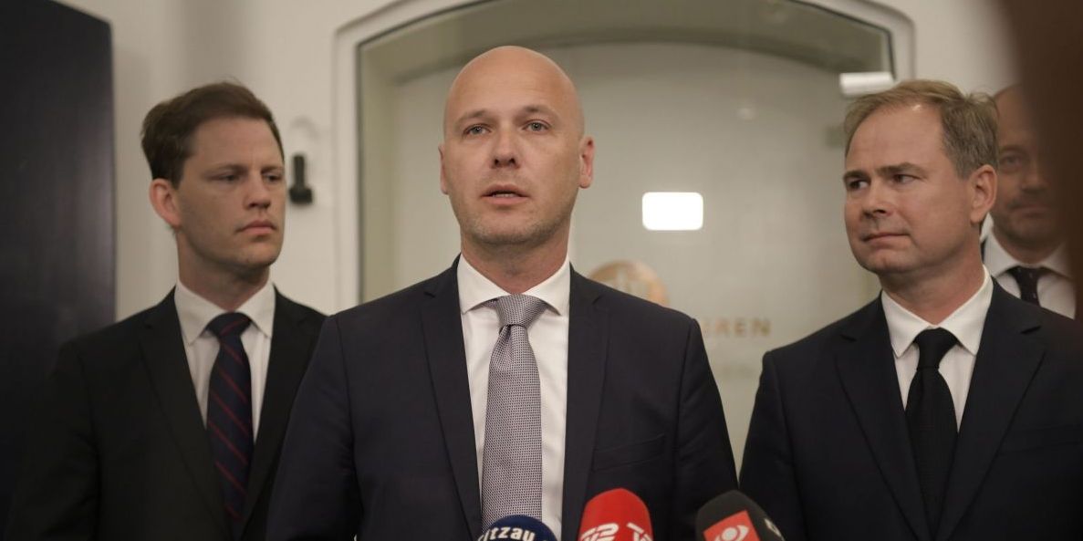 Formand for Danske Regioner, Anders Kühnau (S) (i midten), præsenterede den økonomisk aftale for regionerne i Finansministeriet fredag morgen.