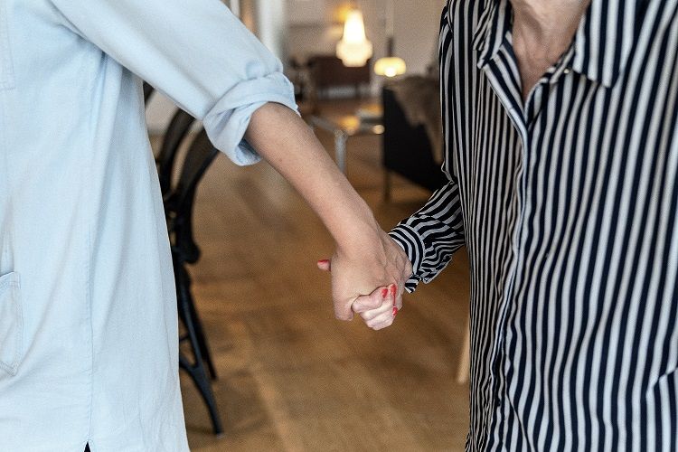 Venstre-rådmand sov på et plejehjem for nylig, hvor der er store problemer med rekruttering og fastholdelse af personale. Han vil gerne se på, om der eventuelt kan gives mere i løn til ansatte på afsnittene for demente.