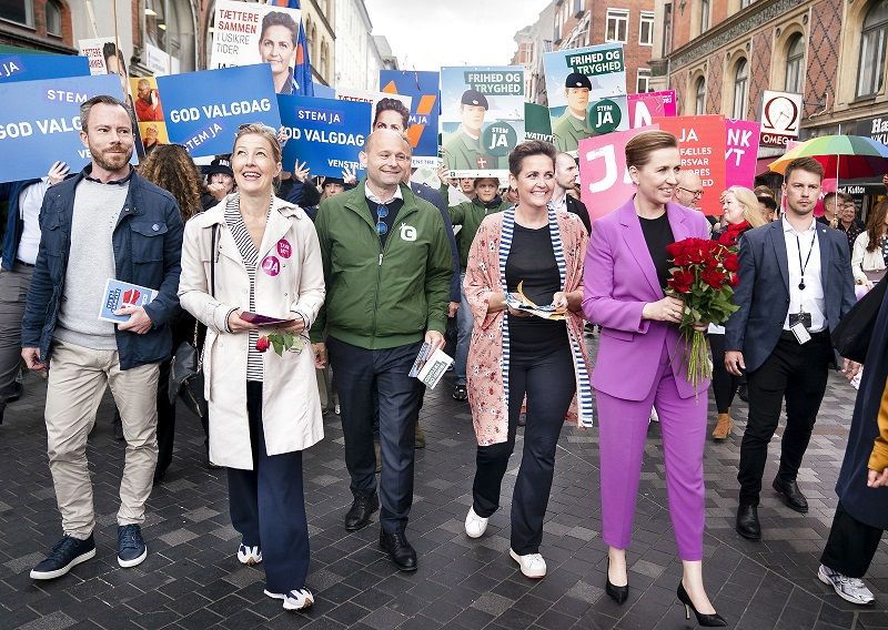 De fem partiledere fra det nationale kompromis 'campaigner' samlet ved Nørreport Station på valgdagen. Deltagerne er statsminister Mette Frederiksen (S), formand for Venstre, Jakob Ellemann, formand for Det Konservative Folkeparti, Søren Pape, politisk leder for Radikale Venstre, Sofie Carsten Nielsen og formand for SF, Pia Olsen Dyhr.