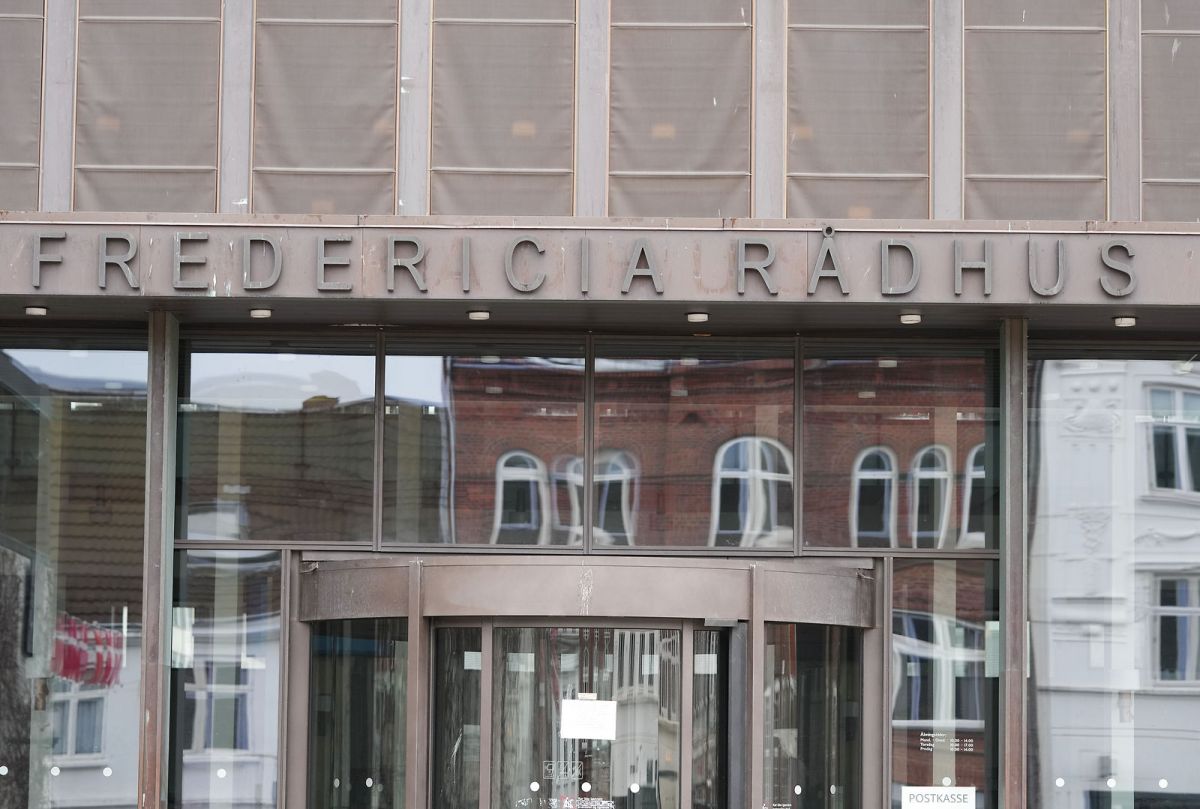 Nogle af byrådsmedlemmerne i Fredericia har taget statsanklagerens afgørelse om at droppe sigtelserne mod den tidligere borgmester til efterretning.