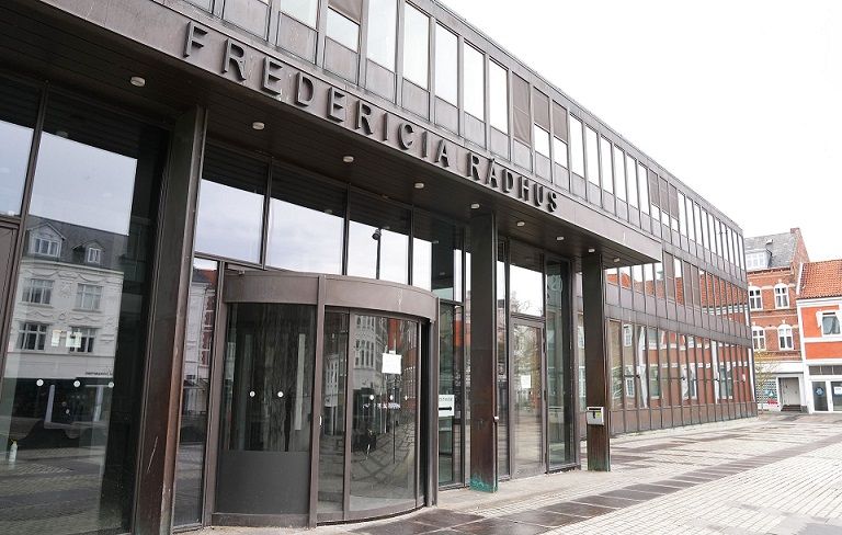 Det er utrolig kritisabelt, at byrådet ikke har kunnet stole på, at embedsværket sikrede, at reglerne var overholdt i sagen om inhabilitet i Økonomiudvalget i Fredericia. Det siger viceborgmesteren.