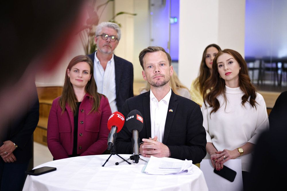 Beskæftigelsesminister Peter Hummelgaard(S) præsenterede tirsdag sammen med blandt andet Mai Villadsen(EL), Karsten Hønge(SF), Victoria Velsquez(EL og Samira Nawa(RV) en aftale om kontanthjælpssystemet. Aftalen skal blandt andet løfte 9200 børns familier over lavindkomstgrænsen. Ifølge Jyllands-Posten er de fleste af de børn i dag allerede over den grænse.