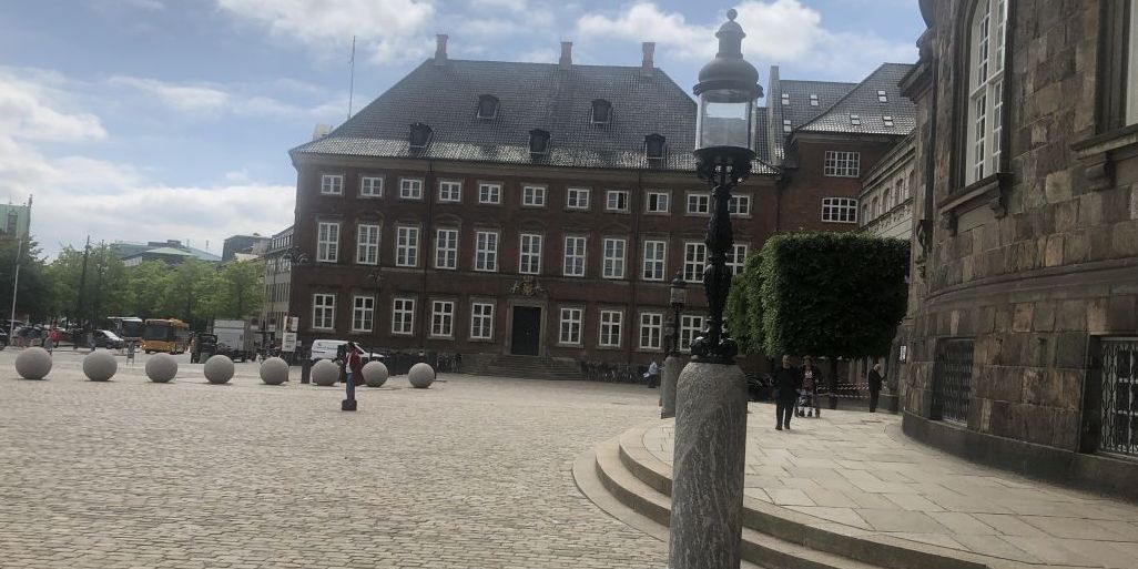 KL's forhandlere ankom ved halv ellevetiden til Finansministeriet for at genoptage forhandlingerne om en økonomiaftale for 2023, som blev afbrudt i aftes.