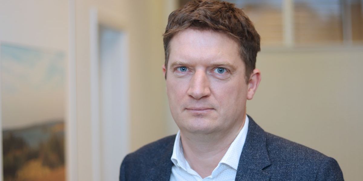 Socialchef i Halsnæs, Jakob Jensen, glæder sig over muligheder for helhedsindsats for udsatte borgere i politisk aftale. Han efterlyser dog et IT-system, der går på tværs af forvaltninger til at bakke det op.