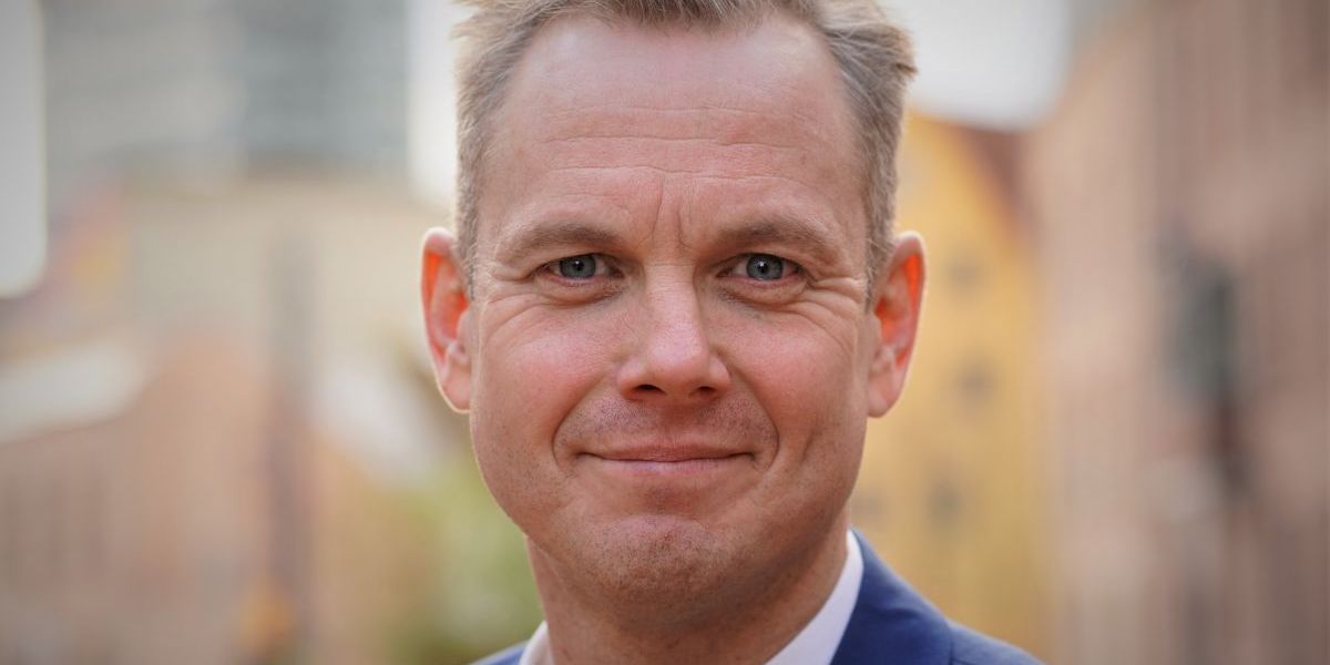 "Især udsatte borgere kan føle, at det er angstprovokerende at modtage post på forskellige tidspunkter," siger Simon Krogh, koncernchef i Odense Kommune.