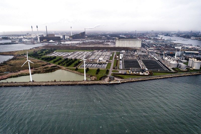 Området i Københavns Havn, hvor Lynetteholm er planlagt at skulle anlægges. Selve Lynetteholm kan endnu ikke ses på billedet. Øen skal ligge i forlængelse af Refshaleøen. Der skal være plads til 35.000 beboere, og øen skal også sikre København mod stigende vandstand. Fotograferet mod nord på det sted hvor det nye Lynetteholm kommer til at at møde Lynetten på det nordligste af Refshaleøen.