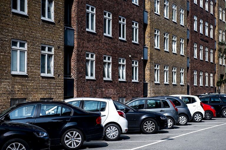 Tusinder af parkeringsbåse i Københavns Kommune forsvinder for at gøre plads til el-ladestandere, har Borgerrepræsentationen besluttet.