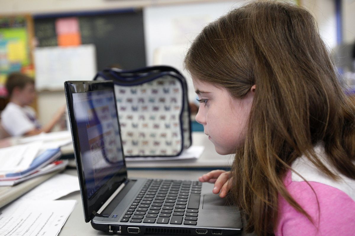Mange kommuner har udstyret deres skoleelever med bærbare computere fra Google, de såkaldte Chromebooks. Det kan nu give dem store udfordringer.
