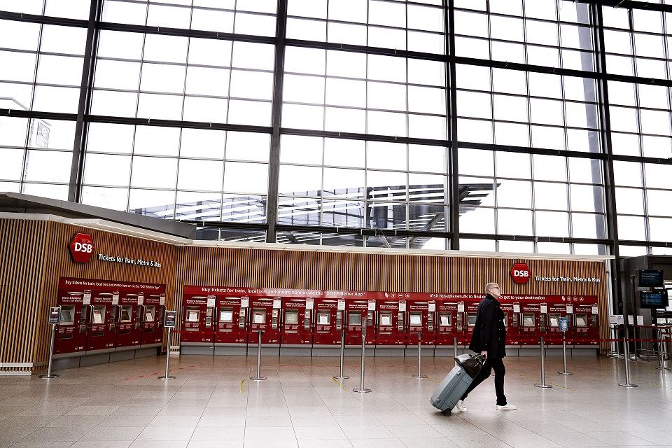 Under nedlukningerne stod Københavns Lufthavn næsten tom og medarbejdere mistede som følge deres job i den ellers travle lufthavn.
