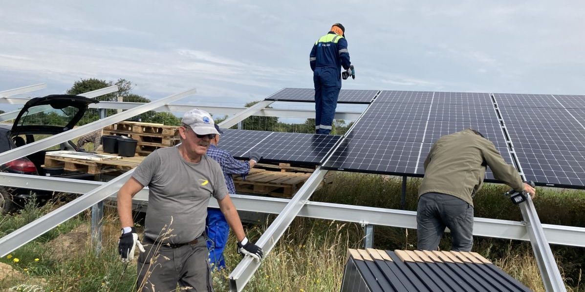 Frivillige fra landsbyerne Hunderup og Sejstrup lagde forleden sidste hånd på et fælles solcelleanlæg. Lokalt ejerskab til solcelleparker har stor betydning, lyder det fra flere.