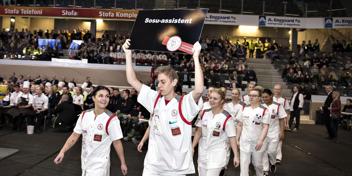 Det er svært at rekruttere sosuer til kommunerne. Det skyldes blandt andet, at det er svært at få folk til at uddanne sig inden for faget. Der skal nationale løsninger til, mener flere kommuner, for ellers ender velfærden i en negativ spiral.
