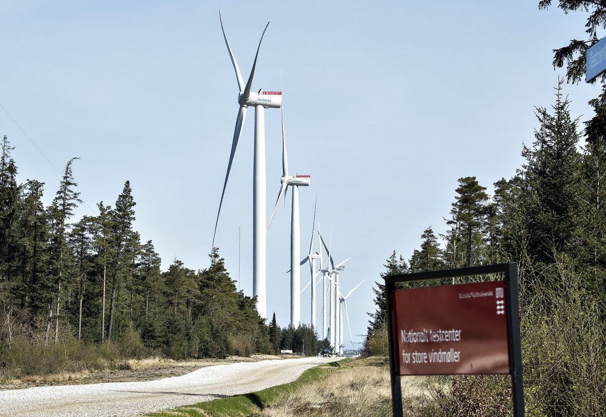 I det nationale testcenter i Østerild i Thy kan man afprøve vindmøller på op til 330 meters højde. I det nye center blive højdegrænsen sat op til hele 450 meter.