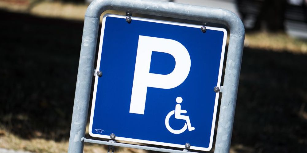 Flere borgere i Tårnby Kommune er utilfredse med de mange bilister med handicapskilte, der parkerer tæt på lufthavnen.