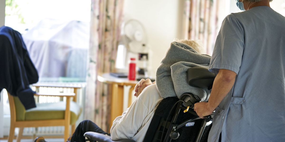 Ældre sosu-medarbejdere skal gerne have klar besked om mulighederne for seniorordning eller andre former for tilknytning, hvis man vil holde på dem. Det fremgår af ny rapport.
