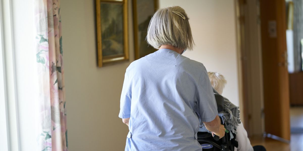 Over halvdelen af de sosuer, som ønsker at komme op i tid får afslag af deres arbejsgiver. Det er paradoksalt, når nu kommunerne ønsker mere arbejdskraft.