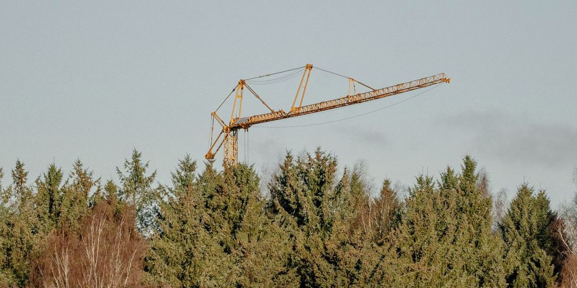 Bygge- og anlægsarbejde udgør en ret stor del af kommunernes klimaaftryk, viser opgørelser.