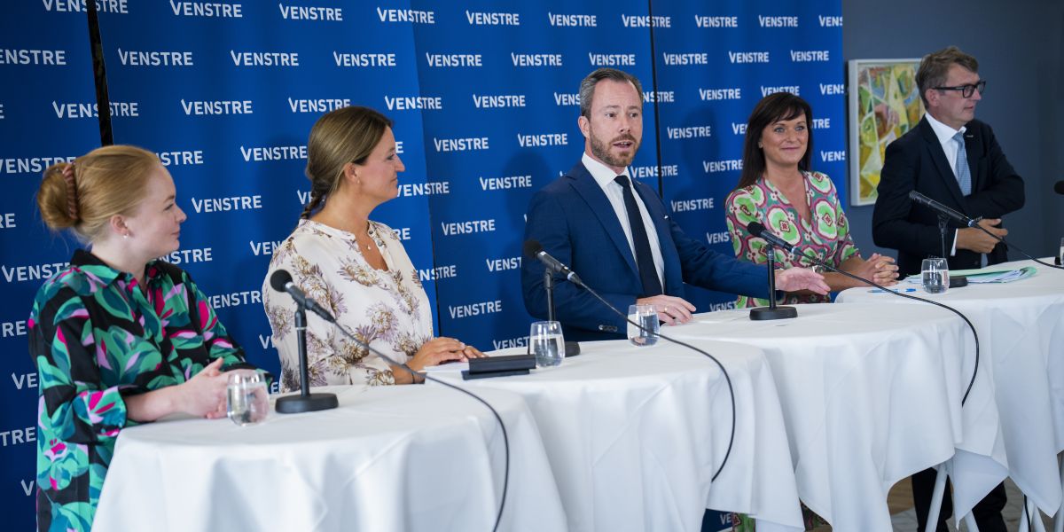 Venstre var dukket talstærkt op, da de forleden skulle præsentere partiets nye boligudspil. Bagved mikrofonerne var således Maria Ladegaard (formand for Venstres ungdom), Heidi Bank (boligordfører), Jakob Ellemann-Jensen (formand for V), Sophie Løhde (politisk ordfører) og Troels Lund Poulsen (finansordfører) klar til at præsentere partiets nye boligpolitik.