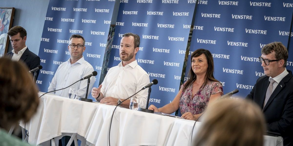 Venstre vil nedlægge jobcentrene og lave et beskæftigelsessystem 'med mennesket i centrum,' lød det fra Jakob Ellemann-Jensen til pressemøde mandag. Her var han flankeret af udlændingeordfører Morten Dahlin, beskæftigelsesordfører Hans Andersen, partiets politiske ordfører Sophie Løhde og tidligere beskæftigelsesminister Troels Lund Poulsen.