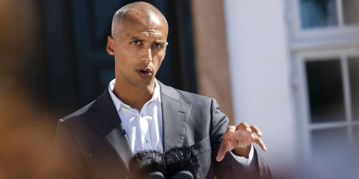 Der er flere tiltag i regeringens bandeudspil, som angår kommunerne. Her ses justitsminister Mattias Tesfaye (S) ved præsentationen af bandeudspillet.