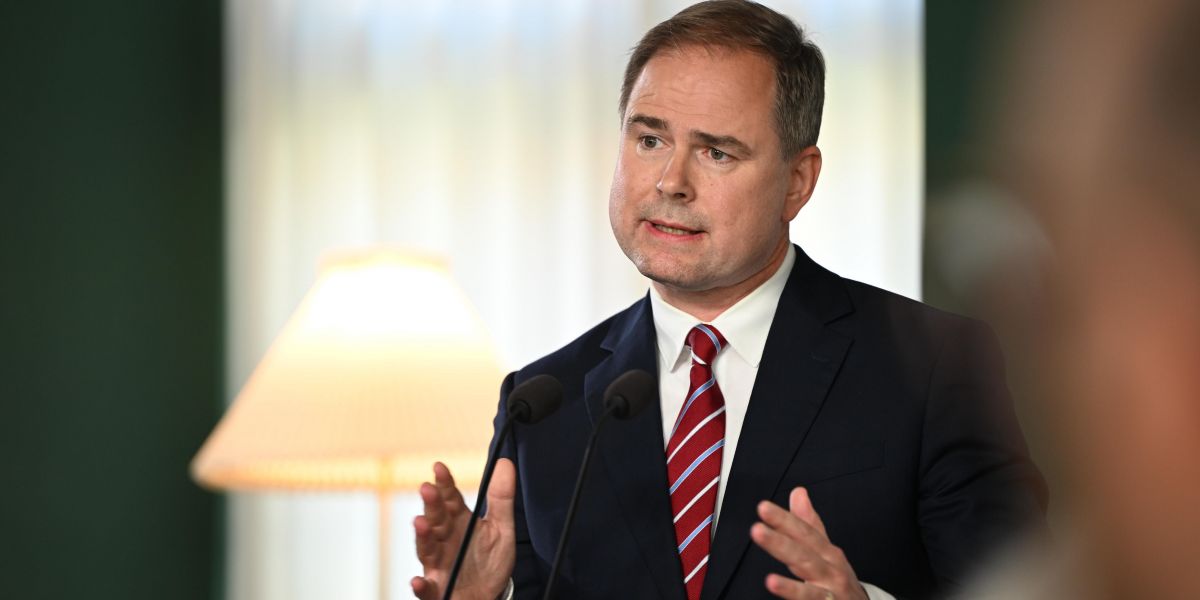 Finansminister Nicolai Wammen (S) forsikrer om, at dansk økonomi står godt. Ifølge økonomisk redegørelse vil økonomien bremse mildt op i 2023, men der er fortsat ikke kriseudsigter.