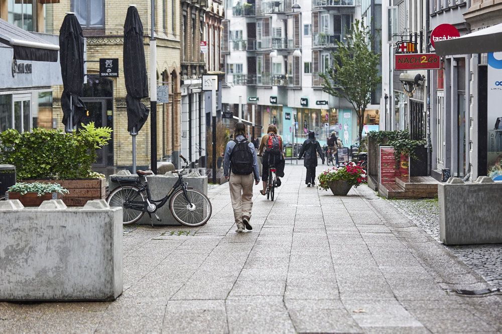 En bil bragede 18. juli gennem gågaden Frederiksgade i Aarhus. Nu er der sat betonklodser op. Også andre steder i byrummet ses der på yderligere sikring.