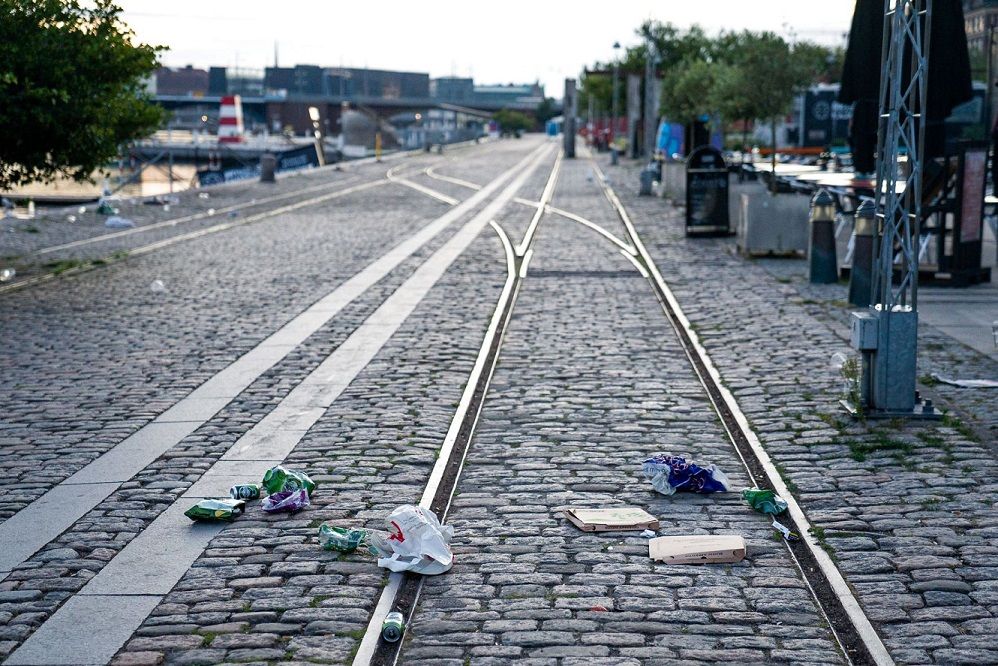 Henslængte pizzaæsker skal væk fra gadebilledet, mener Københavns overborgmester, der har et nyt forslag om pant på emballagen på vej.