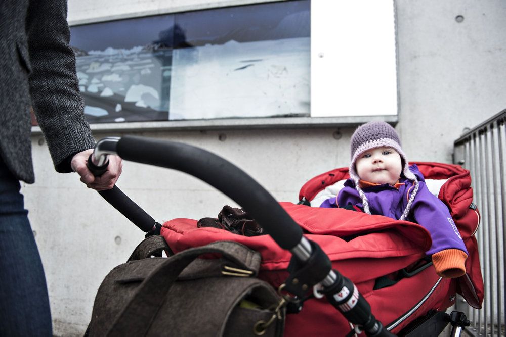 Det er muligt, at man fremover kan møde flere fædre på gåtur med en baby rundt omkring i Danmark. Nye barselsregler, der er trådt i kraft tirsdag, øremærker nemlig markant mere barsel til faren.