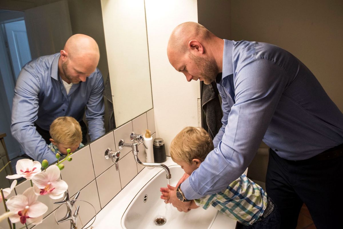 Køge Kommune vil oprette grupper specifikt for fædre på barsel, mens Ringsted Kommune slår det hele sammen og danner forældregrupper.