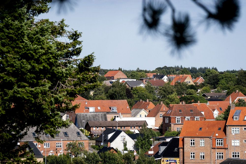 Antallet af boliger til salg er steget for femte måned i træk, viser nye tal.