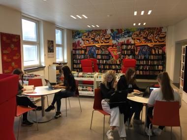 Maribo Skole er ligesom fem andre skoler i Lolland Kommune kommet under tilsyn af staten. (Eleverne på fotoet har ikke noget med artiklen at gøre)