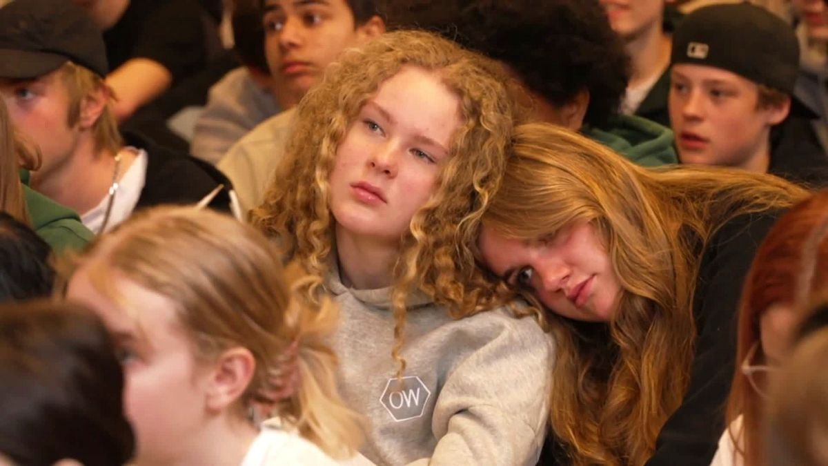 Der er blevet færre trætte teenagere i en skole i Silkeborg Kommune, efter at man er begyndt på et forsøg med at lade eleverne møde ind kl. 9 i stedet for kl. 8.