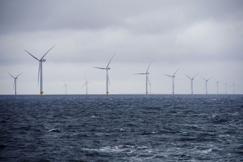 Senest i 2030 skal en havvindpark som denne ved Anholt være færdigbygget sydvest for Bornholm. Den får en kapacitet, der er større end den nuværende havvindkapacitet i Danmark.