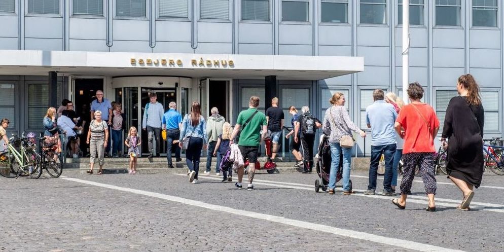 Det skaber overarbejde i borgerservice i hele landet, når borgere skal have skiftet NemID ud med MitID. Køen foran borgerservice i Esbjerg Kommune på billedet har ikke noget med den nuværende kø til MitID at gøre.