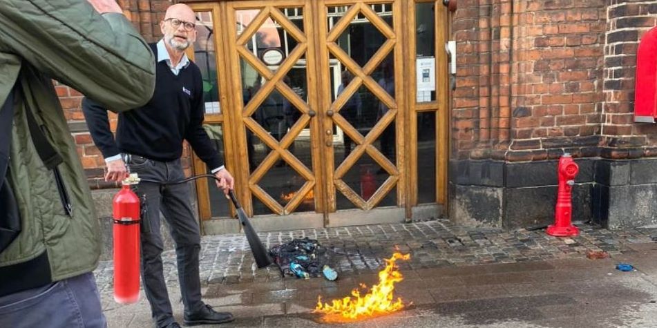En ansat i Helsingør Kommune sørgede 2. maj for at få slæbt en taske med brændende sprit, petroleum og optændingsblokke ud af rådhuset. Nu er den skyldige idømt et års fængsel.